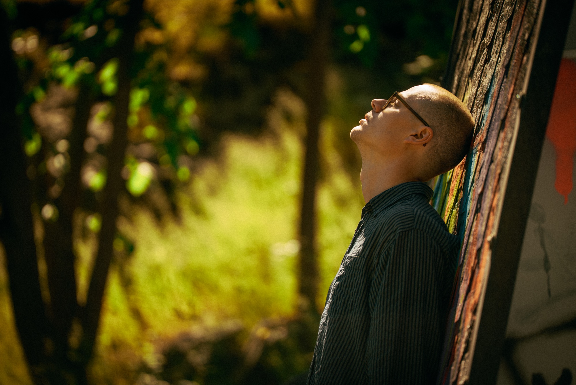 Johan leaning against a tree outdoors